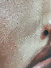 Load image into Gallery viewer, A closer gaze